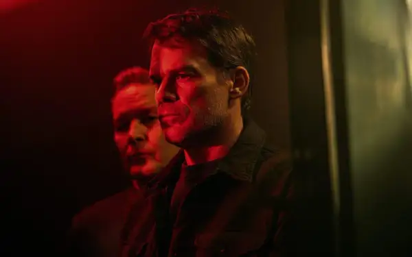Mörka skuggor och rött ljus omfamnar Dexter i Sverige. En ny era för Dexter: Resurrection Sverige.