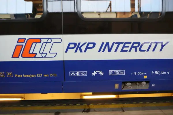 Logo PKP Intercity na boku pociągu. Czy można kupić bilet w pociągu Intercity? Tak, często jest to możliwe.