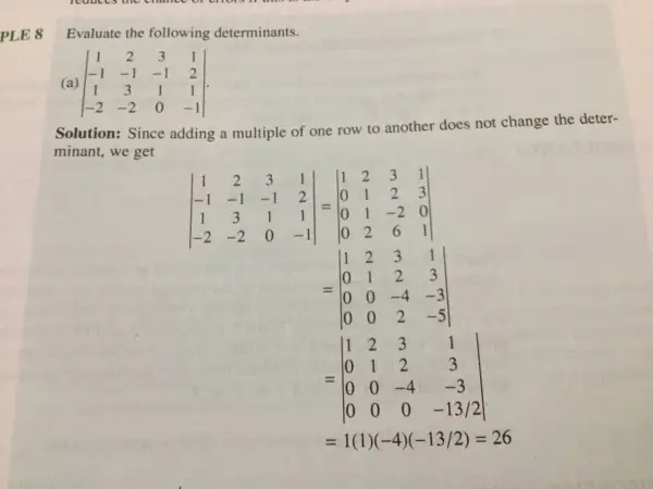 Ejercicios de determinantes: se muestra un cálculo paso a paso para evaluar un determinante 4x4, transformándolo a una forma triangular superior.
