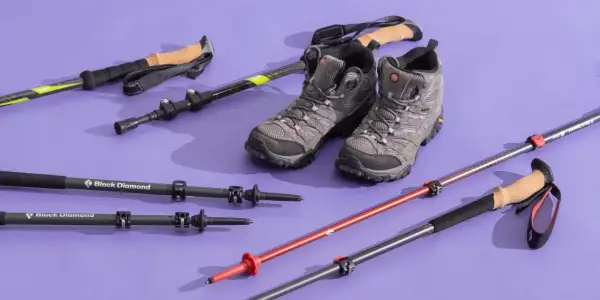 Bottes de randonnée et bâtons variés, illustrant la différence entre bâton de randonnée et marche nordique.
