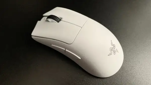 Biała myszka Razer DeathAdder V4 Pro na czarnym tle. Ergonomiczny kształt i logo węża.