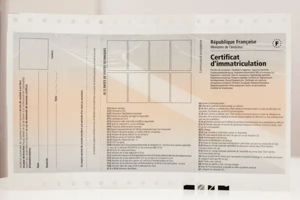 Certificat d'immatriculation français, document essentiel pour tout véhicule, y compris la carte poids lourd.