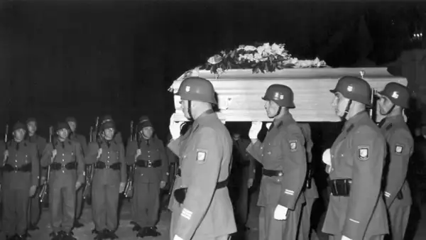 Soldaten tragen den Sarg von Rupprecht von Bayern.