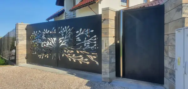 Nowa brama z motywem drzewa, ale elektrozaczep do furtki raz działa raz nie, co irytuje.
