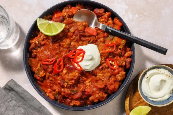 Un saporito chili con carne macinata, fagioli rossi, peperoncino e una cucchiaiata di panna acida. Perfetto per le tue ricette con carne macinata.