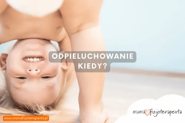 Uśmiechnięte dziecko do góry nogami. Napis: "Odpieluchowanie kiedy?". Dowiedz się, ile trwa odpieluchowanie.