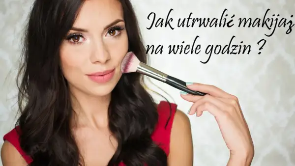 Kobieta z ciemnymi włosami nakłada puder pędzlem na policzek.