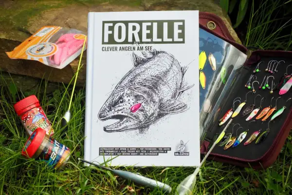 Buch "Forelle" mit Ködern und Angelzubehör. Es zeigt, was frisst eine Forelle, mit vielen Tipps für Angler.