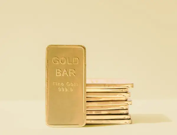 Złote sztabki z napisem "Fine Gold 999.9", symbolizujące inwestycje z akredytacją LBMA.