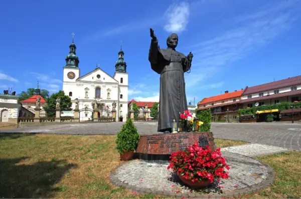 Pomnik Jana Pawła II na placu przed bazyliką na Kalwarii Zebrzydowskiej. Piękna trasa pielgrzymkowa.