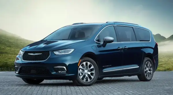 Granatowy Chrysler Pacifica Pinnacle, idealny na rodzinne wycieczki. Poznaj jego imponujące pacifica wymiary i przestronne wnętrze.