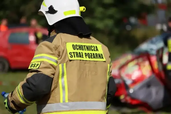 Strażak OSP w akcji. Legitymacja strażaka OSP potwierdza jego przynależność i uprawnienia do niesienia pomocy.