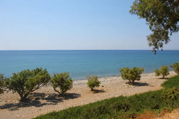 Kieselstrand mit Tamarisken und dem blauen Meer bei Paleochora, Kreta.