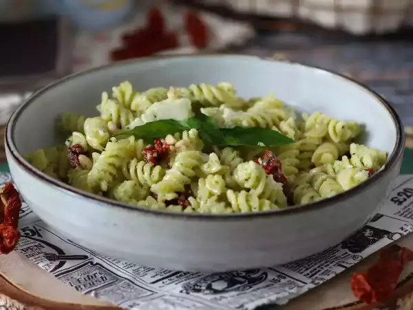 Pastasallad med pesto, soltorkade tomater och pinjenötter. En härlig kall mat som passar perfekt en varm sommardag.
