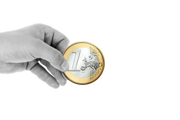 Mano che tiene una moneta da 1 euro. Domanda: entro quanto tempo si può revocare una donazione?