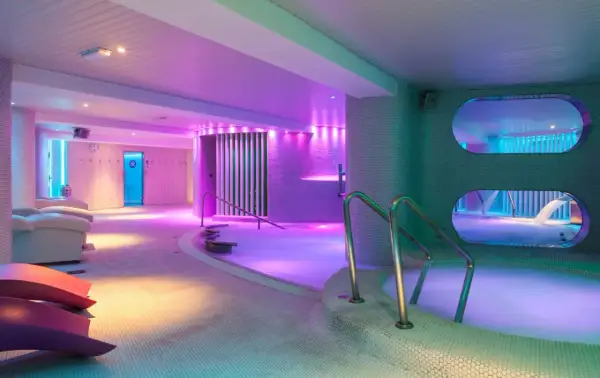 Relájate en los modernos spas en Benidorm, con piscinas termales, luces de neón y cómodas tumbonas.
