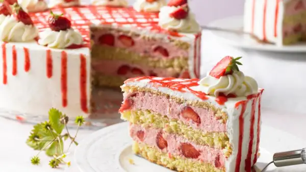 Saftige Erdbeertorte mit viel frischer Erdbeercreme und Biskuitböden. Ein köstliches Erdbeertorte Rezept für jeden Anlass.