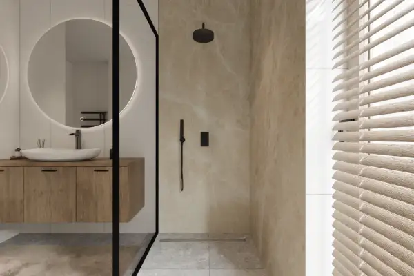 Modernes Bad mit Holzboden und Marmor-Dusche. Ein Waschbecken mit Spiegel und eine Dusche sind sichtbar. Ideal für ein **bad renovieren ohne fliesen abschlagen**.