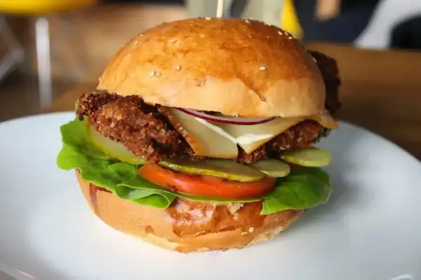 Soczysty burger z chrupiącym kotletem, serem, piklami i pomidorem. Idealny, gdy zastanawiasz się, ile smażyć burgera, by był perfekcyjny.