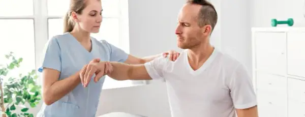 Zwolnienie na rehabilitację: Kto wystawia L4? Lekarz czy fizjoterapeuta?