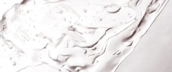 Tracce di gel trasparente con bollicine d'aria, evocano la freschezza e la leggerezza che si potrebbero trovare in un prodotto contenente linalool.