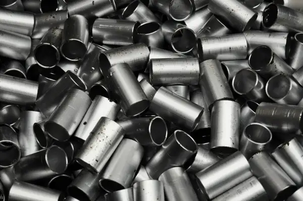 Stal nierdzewna, czyli inox, to materiał, z którego wykonano te metalowe rury.
