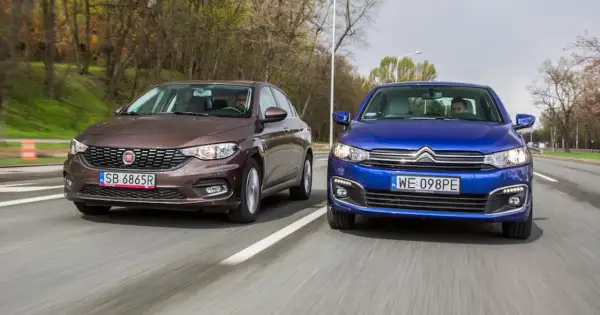 Brązowy fiat tipo sedan i niebieski Citroën jadą obok siebie po drodze.