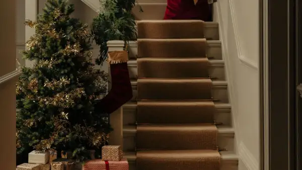 Festlich geschmückter Tannenbaum mit goldenen Zweigen und Geschenken. Die Frage "wann tannenbaum aufstellen" wird hier mit vorweihnachtlicher Deko beantwortet.