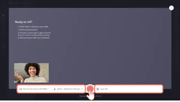 Kobieta z uśmiechem na twarzy przygotowuje się do nagrania. Widoczna jest opcja wyboru kamery FaceTime HD, mikrofonu i wyłączonego trenera (Coach: Off).