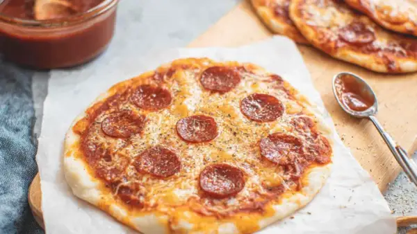 Pyszna pizza na tortilli z patelni, z serem i pepperoni. Idealna na szybki obiad.