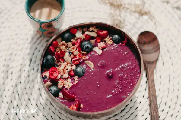 Leckeres Acai Bowl Rezept mit Blaubeeren, Granola und Beeren. Perfekt für einen gesunden Start in den Tag.