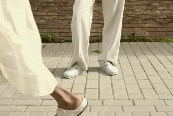 Eleganckie, jasne klapki to idealne buty do teatru, gdy chcesz połączyć komfort z dobrym stylem.
