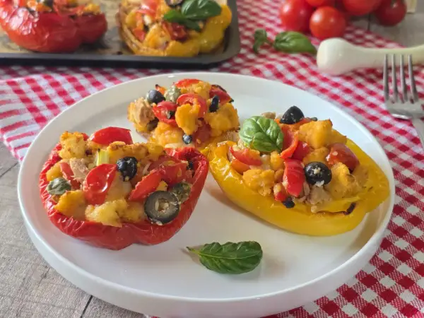 Poivrons farcis rouges et jaunes, garniture de tomates, olives et pain. Une recette poivron savoureuse et colorée.