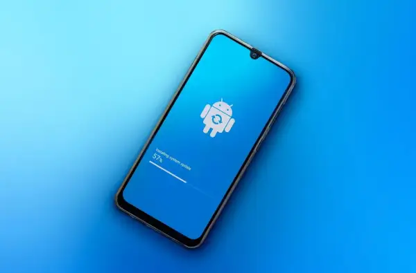 Un téléphone Android affiche l'installation d'une mise à jour système à 57%.