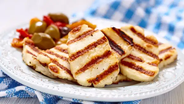 Czy ser halloumi jest zdrowy? Odkryj korzyści i zagrożenia zdrowotne