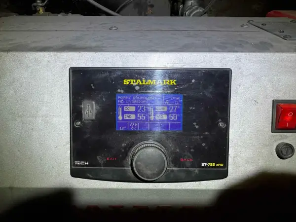 Brak transmisji z regulatorem pokojowym tech. Sterownik ST-755 zPID pokazuje temperaturę CO 23°C i zadaną 27°C.
