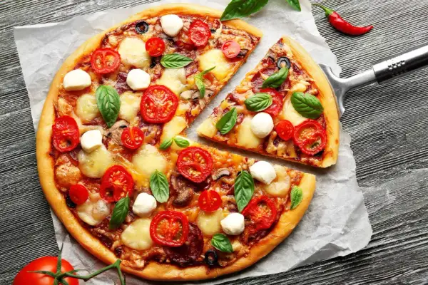 Kto wymyślił pizzę? Odkryj fascynującą historię jej powstania
