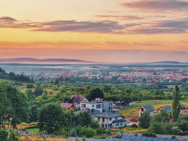 Zachód słońca nad Kielcami, malowniczy widok na miasto i okoliczne wzgórza. Idealne romantyczne miejsca w Kielcach na wspólny wieczór.
