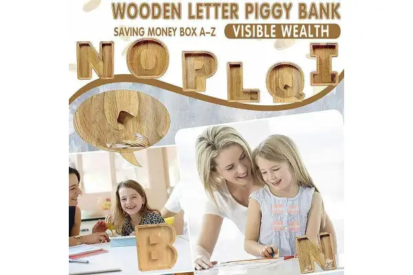 Drewniana skarbonka w kształcie litery "N" i innych liter alfabetu, z monetami w środku. Rodzina cieszy się wspólnym oszczędzaniem.