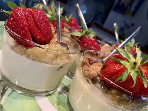 Fluffig pannacotta med rabarber och färska jordgubbar i glas. En perfekt sommardessert.