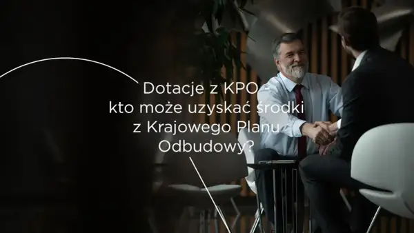 Dotacje z KPO – kto może uzyskać środki z Krajowego Planu Odbudowy? Dwóch mężczyzn w garniturach ściska sobie dłonie.