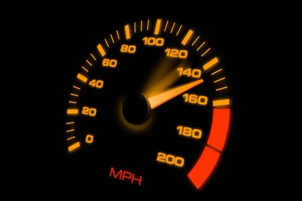 Compteur de vitesse indiquant 130 au lieu de 90. L'aiguille orange pointe vers 130 MPH sur un fond noir.