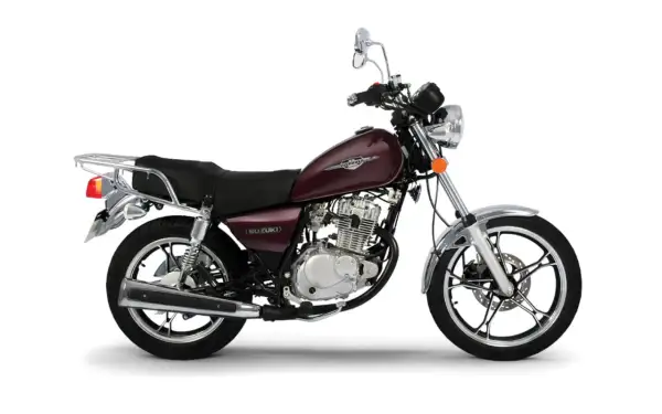 Ciemnoczerwony motocykl Suzuki Intruder 125 na białym tle.