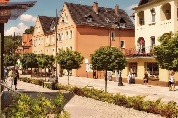 Ulica w Świeradowie-Zdroju. Sprawdzam rozkład jazdy busów Jelenia Góra Świeradów-Zdrój.