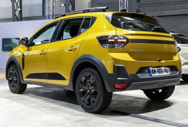 Żółty Dacia Sandero Stepway z czarnymi dodatkami. Sprawdź atrakcyjną dacia sandero cena!