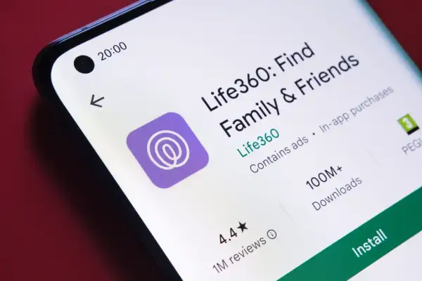 Ekran telefonu z aplikacją Life360: Find Family & Friends. Ponad 100 milionów pobrań, ocena 4.4.