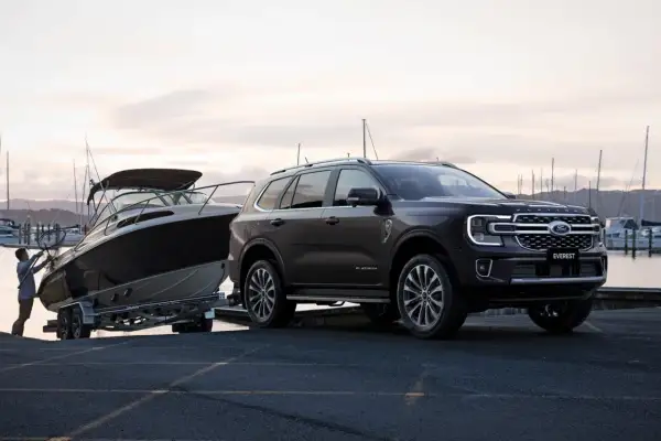 Ford Everest z przyczepą i łodzią przy nabrzeżu. Gotowy na wodne przygody.