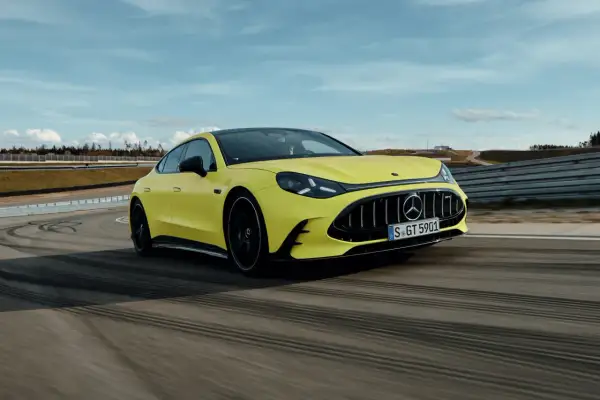 Żółty Mercedes-AMG GT 63 S E Performance na torze wyścigowym, dynamiczna jazda.