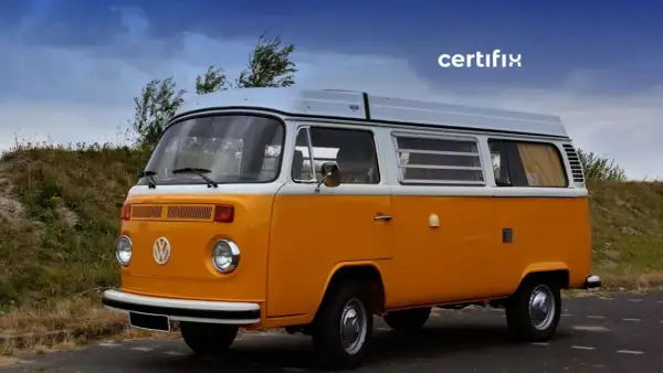 Autocar camperizado Volkswagen T2 naranja y blanco, listo para una aventura.