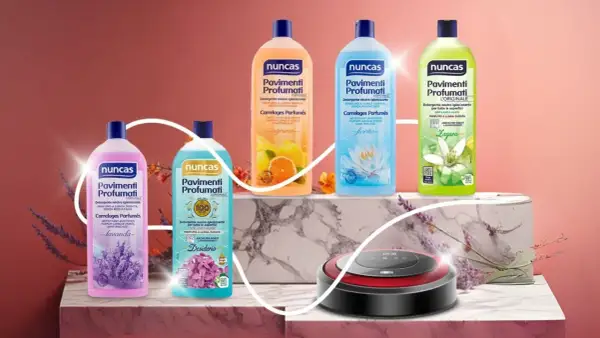 Linee di detersivi Nuncas Pavimenti Profumati, detersivi senza sbiancanti ottici, con fragranze lavanda, agrumi, fiorito e zagara, accanto a un robot aspirapolvere.